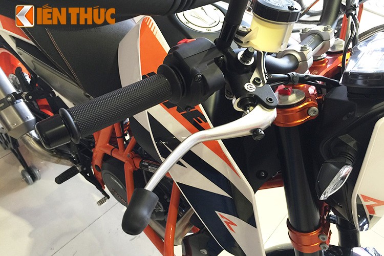 Can canh KTM Duke 690R 2015 dau tien ve Viet Nam-Hinh-4